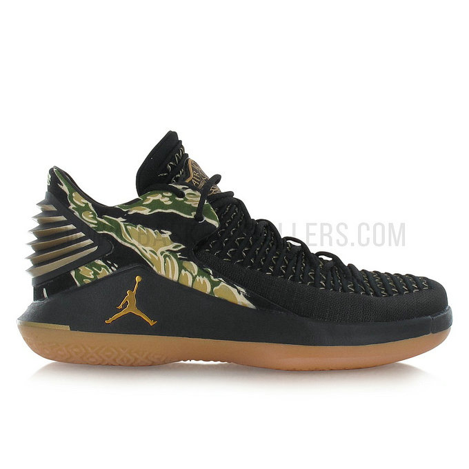 Air Jordan XXXII Low/metallic gold-gum yellow Noir