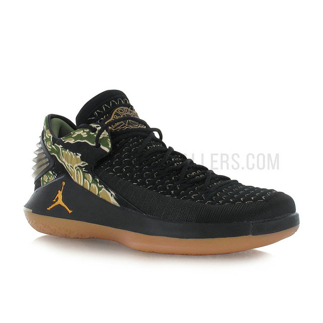 Air Jordan XXXII Low/metallic gold-gum yellow Noir