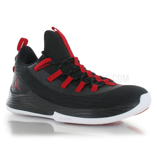 Jordan Ultra Fly 2 Low/university red-white Noir